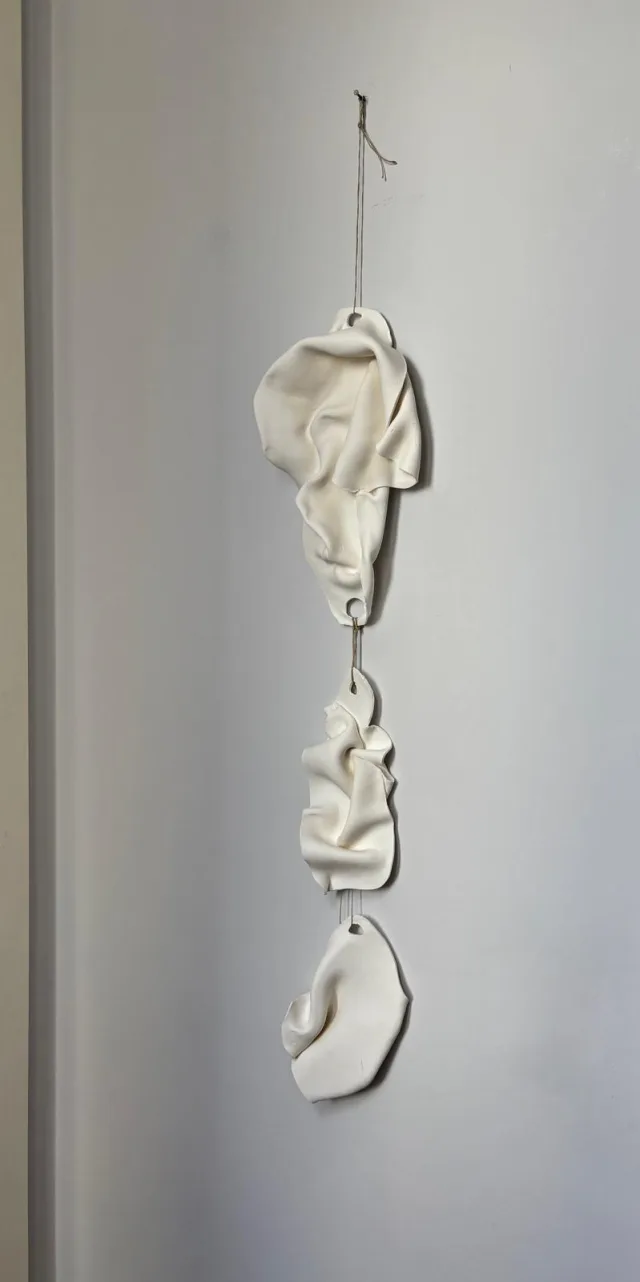 Caída. Porcelain, straw thread
