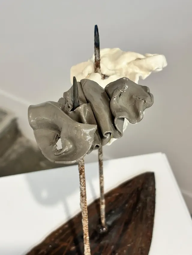 Detalle. Porcelana teñida sobre varilla de hierro