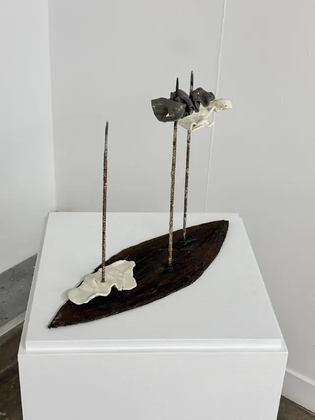 Porcelana sobre varillas de hierro y base de acero corten