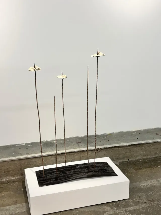 Porcelana sobre varillas de hierro y base de acero corten