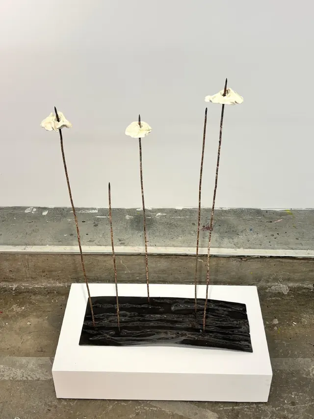 Atravesar la memoria. Porcelana sobre varillas de hierro y base de acero corten