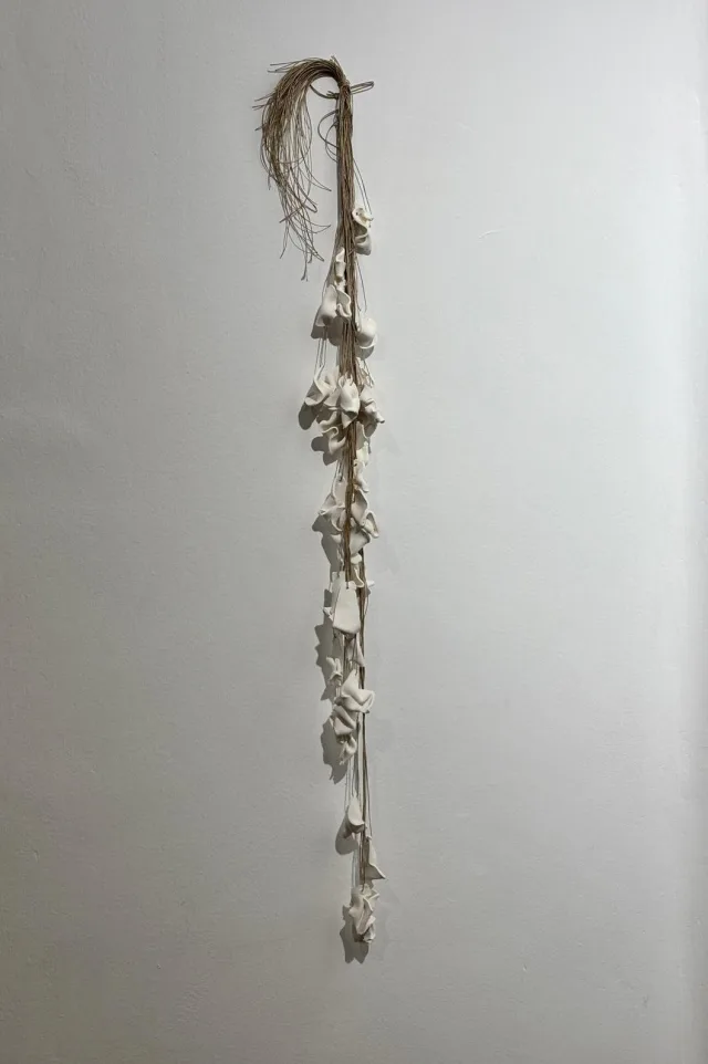 Susurro de caricias. Porcelana, hilo paja
