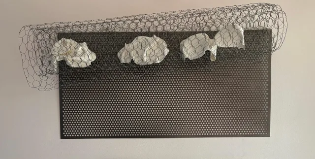 El vacío de las caricias. Plancha de metal, rejilla de metal, porcelana