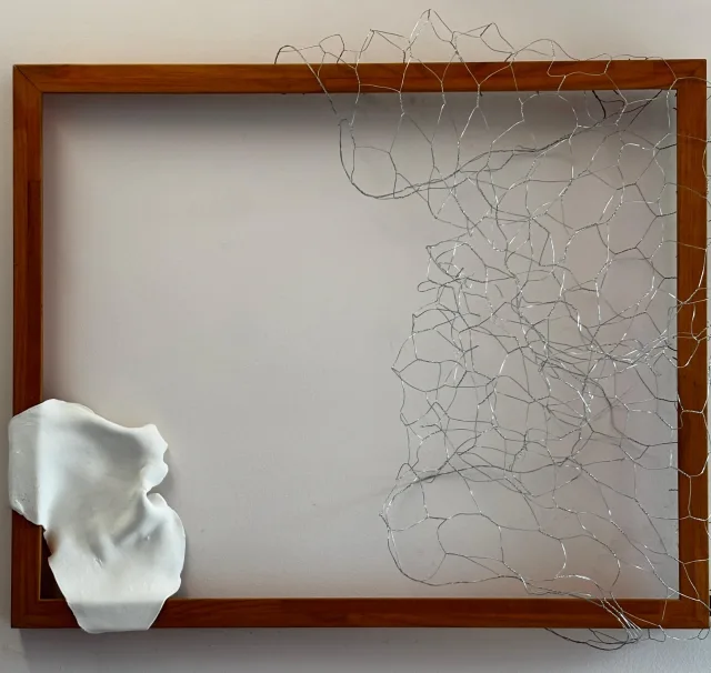 El vacío de las caricias. Marco madera, porcelana, rejilla metal